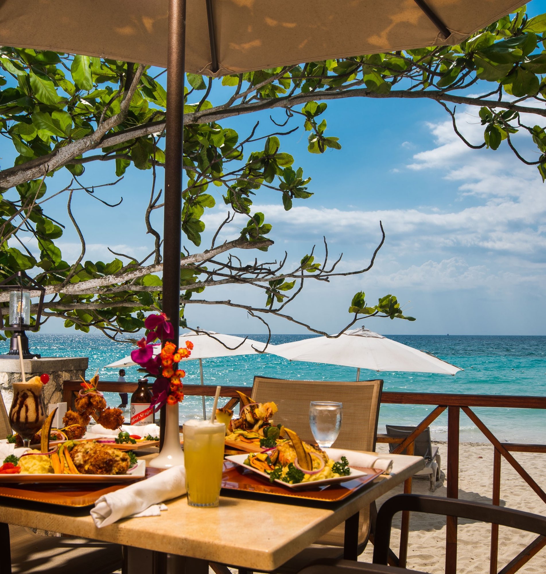 Jaybirds Restaurant, food front of the beach